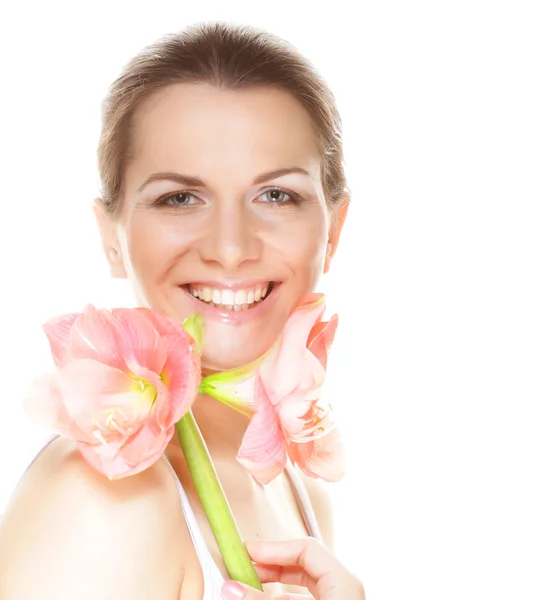 Mulher bonita segurando flor rosa — Fotografia de Stock