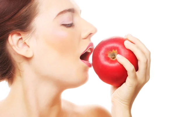 Брюнетка с красным яблоком — стоковое фото