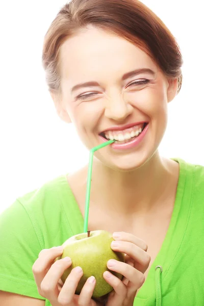 애플 고 칵테일 빨 대와 함께 웃는 행복 한 여자 — 스톡 사진