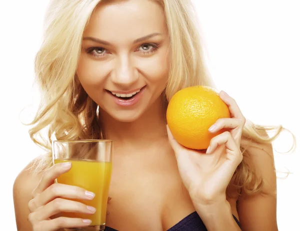 女性の持ち株のオレンジ ジュース — ストック写真