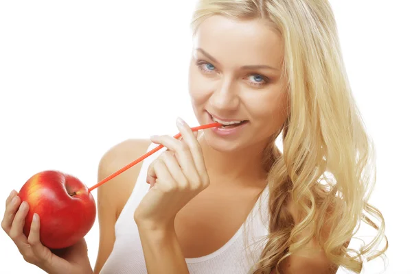 Mujer sonriente con cóctel de manzana y paja — Foto de Stock