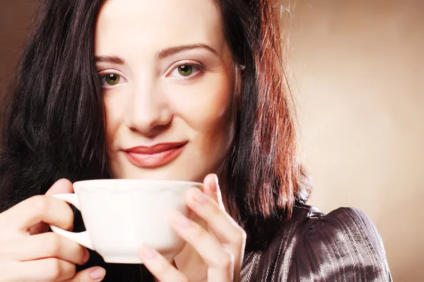 Frau trinkt Kaffee — Stockfoto