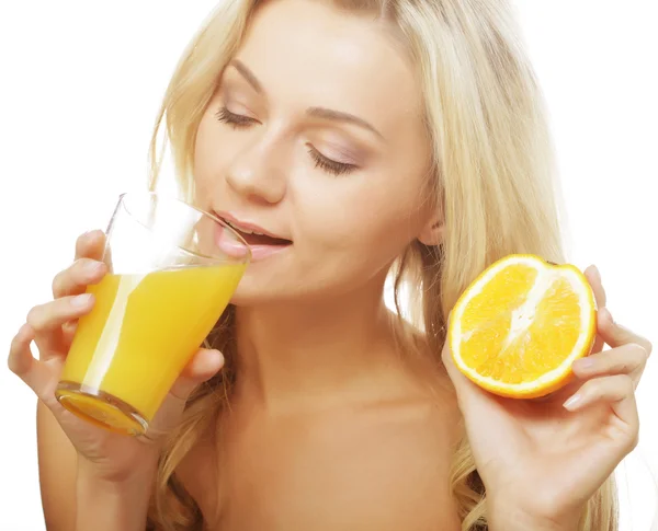 Kvinna anläggning orange juice — Stockfoto