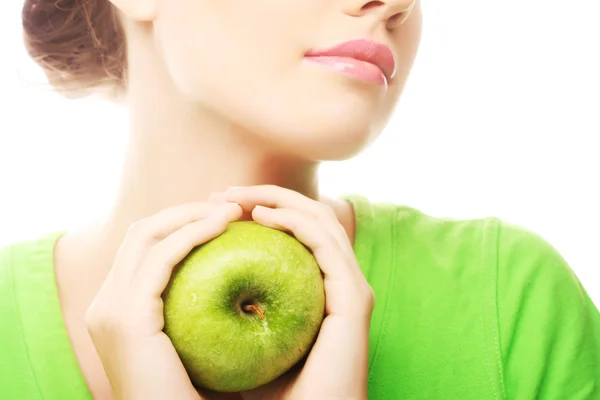 Junge glücklich lächelnde Frau mit Apfel — Stockfoto