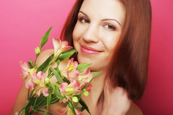 Ung vacker kvinna med rosa blomma — Stockfoto