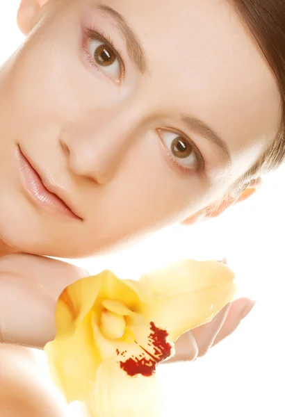 Schöne Frau mit Orchideenblume — Stockfoto