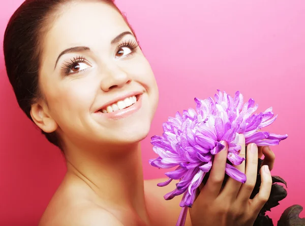 Mulher bonita com grande flor roxa — Fotografia de Stock