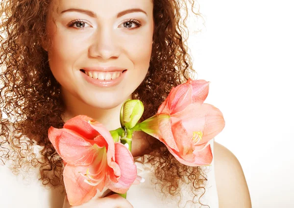 Hermosa mujer con flor rosa — Foto de Stock