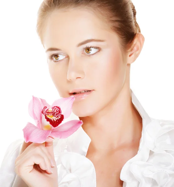 Schöne Frau mit rosa Blume. — Stockfoto