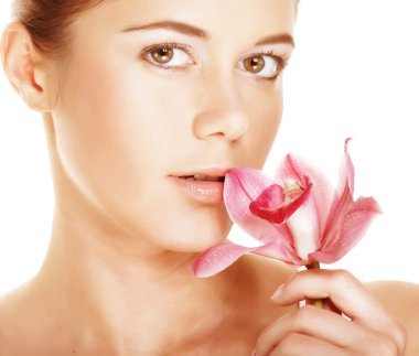 Pembe çiçekli güzel kadın