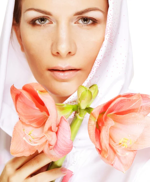 Mladá krásná žena držící růžový květ — Stock fotografie