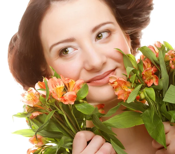 Женщина с ярко-розово-желтыми цветками — стоковое фото