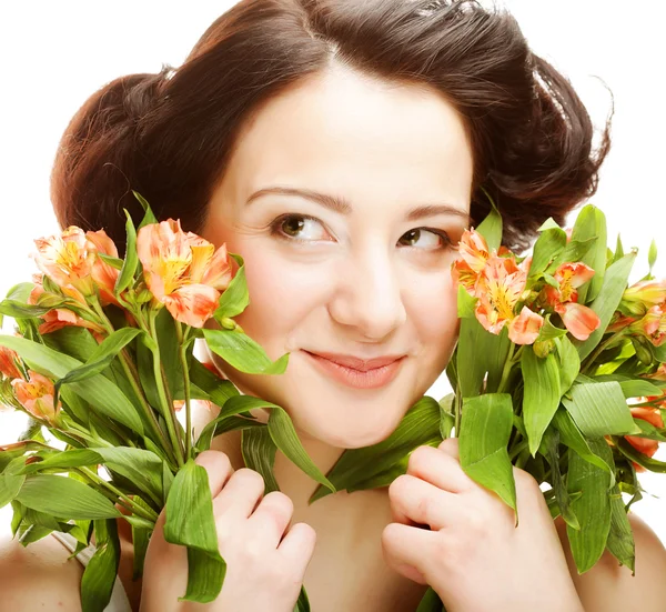 Vrouw fith heldere roze-gele bloemen — Stockfoto