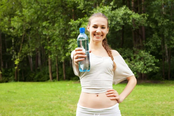 Femme avec de l'eau à l'extérieur — Photo