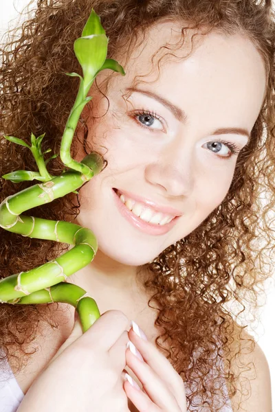 SPA. jovem com bambu . — Fotografia de Stock