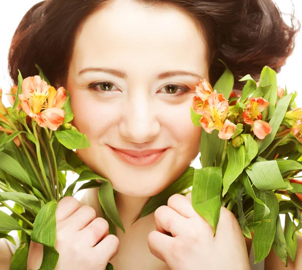 Kvinna fith ljusa rosa-orange blommor — Stockfoto