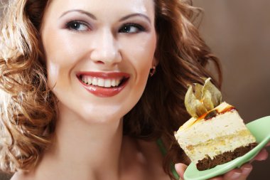 lezzetli pasta kadar tutan genç kadın