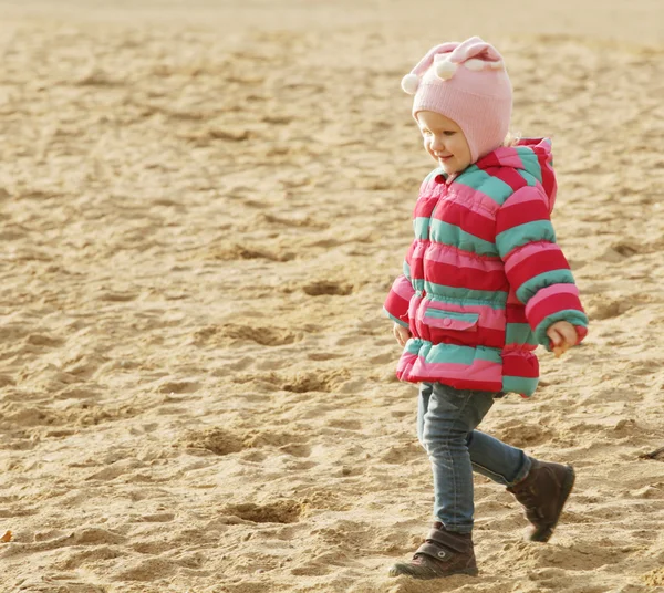 Happy kid in autumn park — Stock Photo, Image