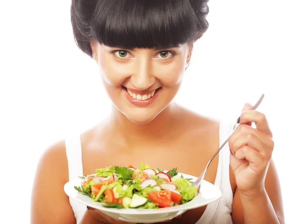 Joven mujer feliz comiendo ensalada . — Foto de Stock