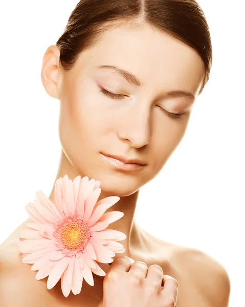 Mujer joven con flor de gerber — Foto de Stock