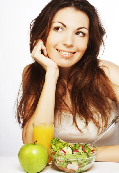 Mujer tiene ensalada de desayuno de verduras frescas —  Fotos de Stock