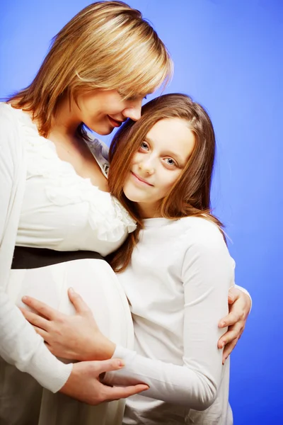妊娠中の女性の娘と一緒に — ストック写真