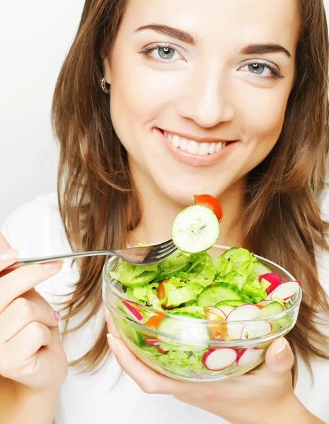 Lachende meisje met een salade — Stockfoto