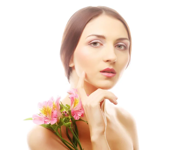 Hermosa mujer con flores rosadas — Foto de Stock