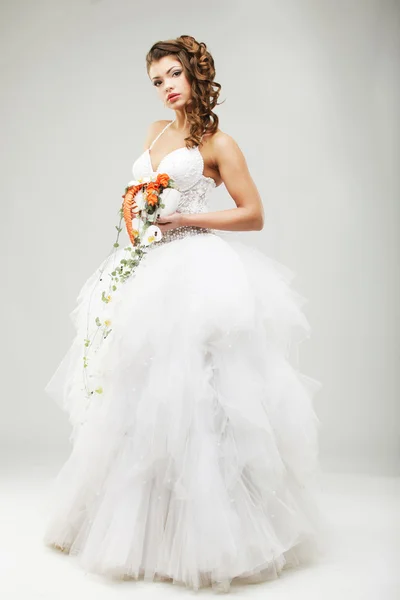 Beautiful bride in a luxurious wedding dress — Stock Photo, Image