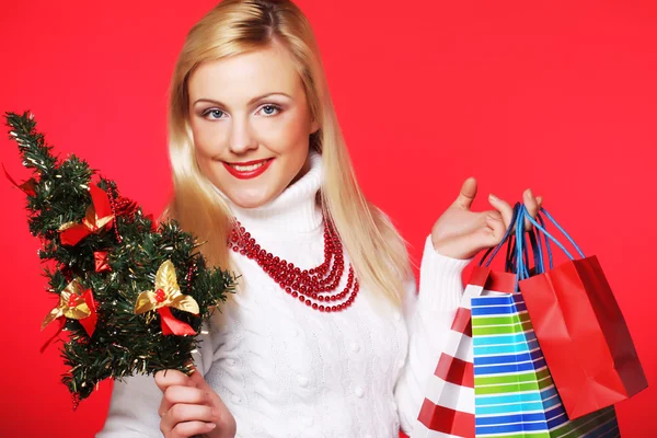 Woman holding gift and the tree — Stock Photo, Image