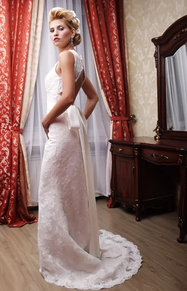 Felice sposa posa in camera d'albergo — Foto Stock