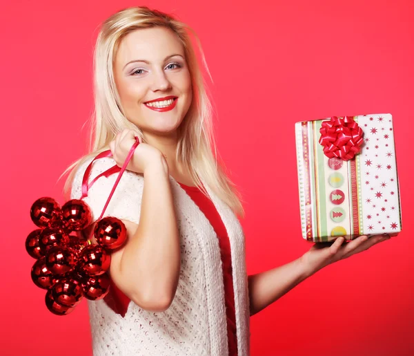 Junge glückliche Frau mit einem Geschenk — Stockfoto