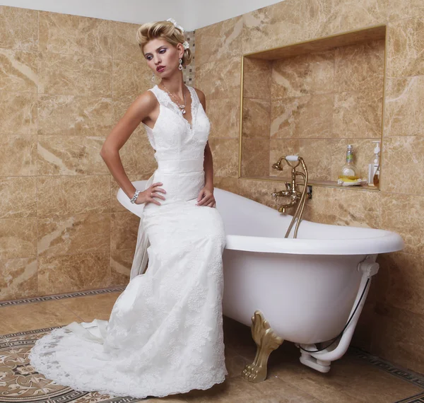 Gelukkige bruid poseren in hotelkamer — Stockfoto
