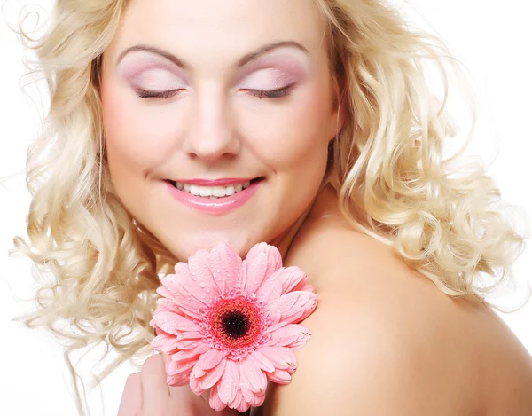 Bella giovane donna con fiore di gerbero — Foto Stock