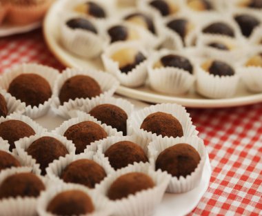 Çikolatalı pralin veya truffle kapat