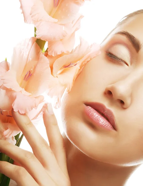 Femme avec des fleurs de gladiolus dans ses mains — Photo