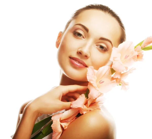 Femme avec des fleurs de gladiolus dans ses mains — Photo