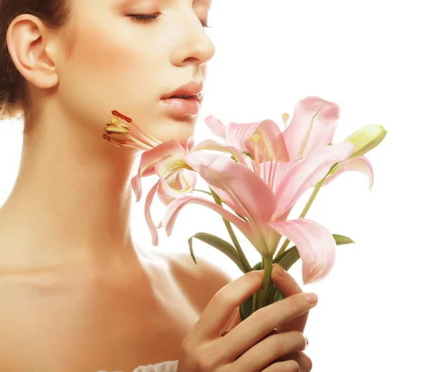Jovem mulher bonita com flores de lírio . — Fotografia de Stock