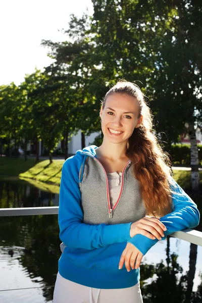 Young sporty woman outdoor. — Stock Photo, Image