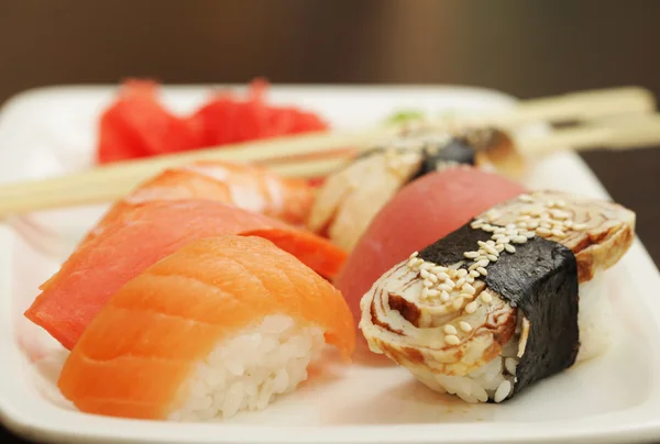 ホワイトプレートにセットされた寿司 — ストック写真