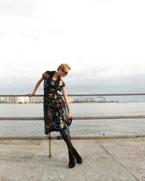 Jeune femme de mode posant près de la mer — Photo