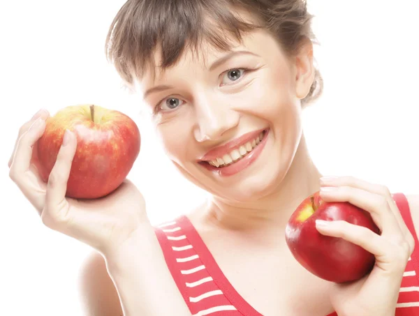 Leende kvinna håller två röda äpplen — Stockfoto