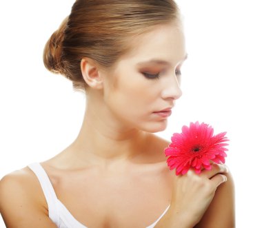 Gerber çiçekli güzel bir kadın.