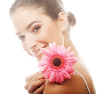 Pembe çiçekli güzel bir kadın.