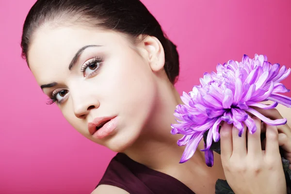 Belle femme avec grande fleur violette — Photo