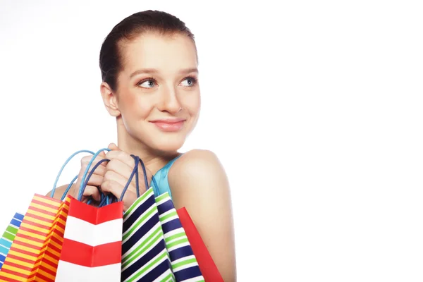 Jeune femme portant des sacs à provisions — Photo