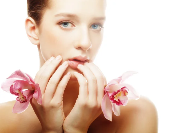 Hermosa mujer con flores de orquídea . —  Fotos de Stock