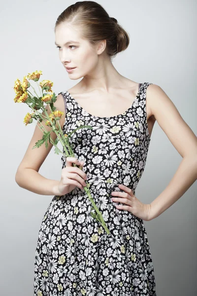 Vrouw met gele chrysant — Stockfoto