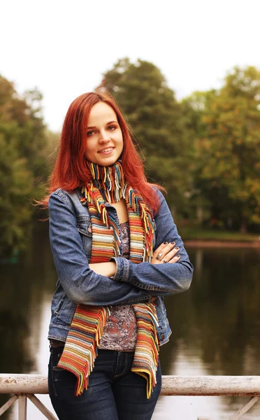 秋の公園の橋の上のファッションの女性 — ストック写真