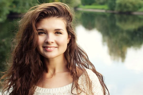 Mujer feliz cerca del río en temporada de otoño —  Fotos de Stock